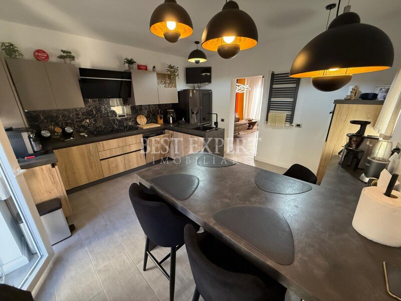 Casa tip duplex eleganta si complet utilata, confort, rafinament si liniste.