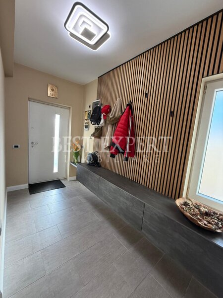 Casa tip duplex eleganta si complet utilata, confort, rafinament si liniste.