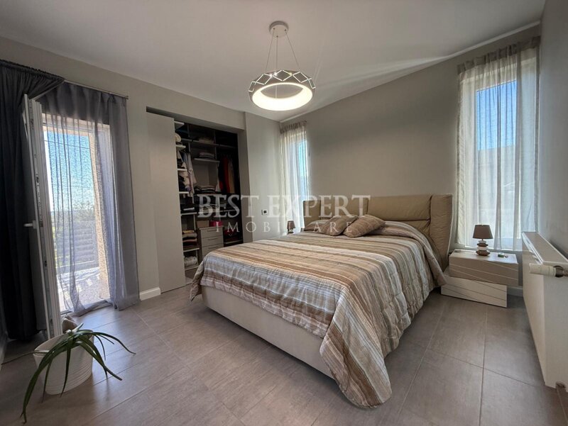 Casa tip duplex eleganta si complet utilata, confort, rafinament si liniste.